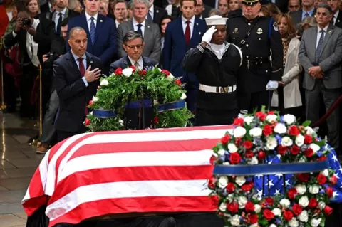 El féretro de Jimmy Carter llega al Capitolio para un emotivo homenaje antes de su funeral 