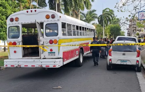 Sicario mata a joven de 17 años dentro de bus de ruta interna en Colón