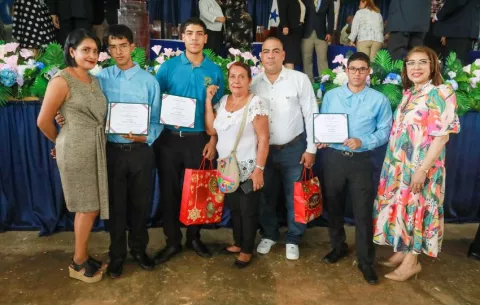 Jóvenes que habían desertado del sistema escolar se graduaron en Chapala