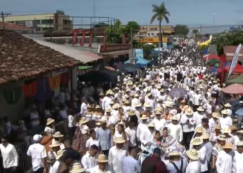 Las calles de Las Tablas se engalanan con las polleras panameñas