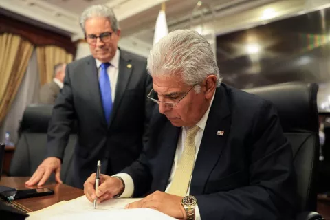 Mulino firma Decreto Ejecutivo que libera el registro de medicamentos para hacerlos más accesibles al pueblo 