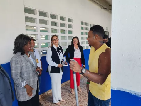 Ministra de Educación defiende la compra de laptops
