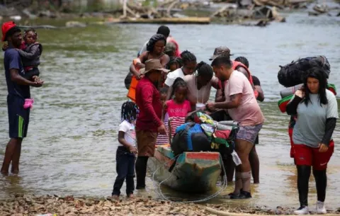 Sigue descendiendo el paso de migrantes irregulares por la selva del Darién