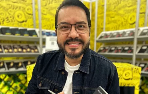 Miguel Esteban González está escribiendo su décimo libro