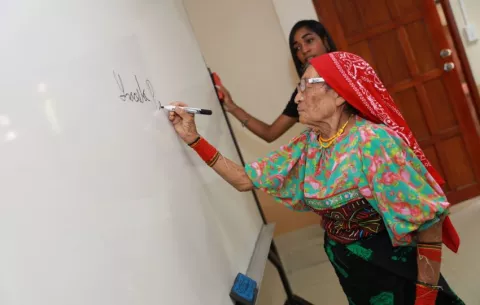 Mides: El 63% de los alfabetizados en 2024 fueron mujeres