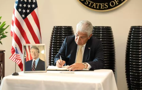 Mulino firmó el libro de condolencias por el fallecimiento de Jimmy Carter