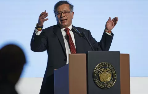 Petro dice que el 'Gobierno venezolano' le quitó a Machado el derecho a ser elegida