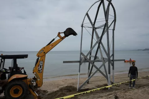 Remueven estructuras sin permisos en playa Veracruz 