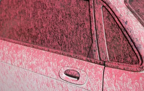 Un polvo rosa ayuda a combatir los incendios en California: ¿Cómo funciona?