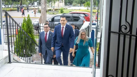 Luis Gómez ocupa su despacho acompañado de su equipo