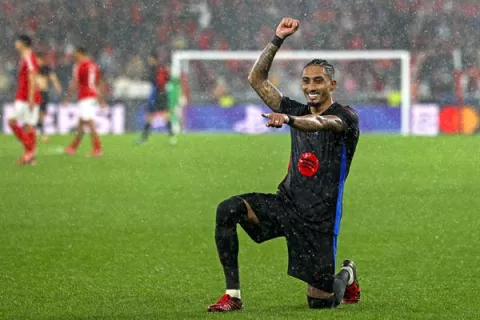 Barcelona, directo a octavos tras ganar en Lisboa un partido loco
