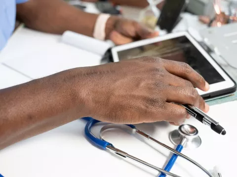 La importancia de implementar software de registros clínicos en centros de salud