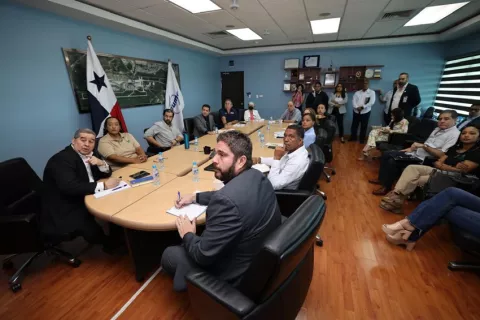 Vertederos clandestinos amenazan operaciones aeroportuarias y comunidades cercanas