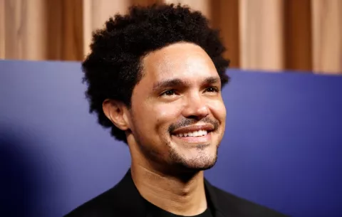 Trevor Noah presentará quinta vez los premios Grammy 