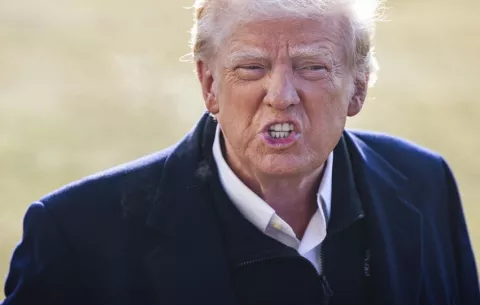 Trump amenaza con aranceles del 100 % para desanimar a los BRICS de reemplazar el dólar