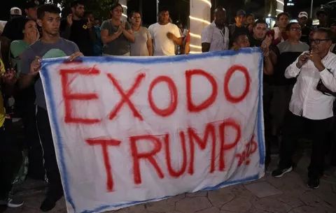 Caravana migrante sale del sur de México hacia Estados Unidos a una semana del regreso de Trump