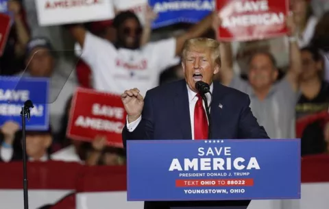 Trump califica de 'incompetentes' a políticos a cargo de los incendios en Los Ángeles