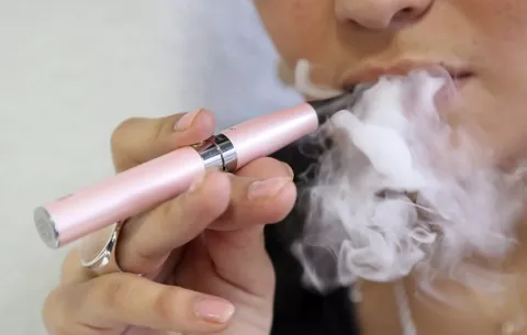Autoridades de salud insisten en acciones para frenar el vapeo