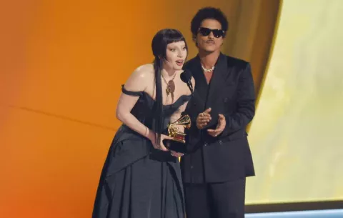 El brillo triunfa en la alfombra roja de los Grammy