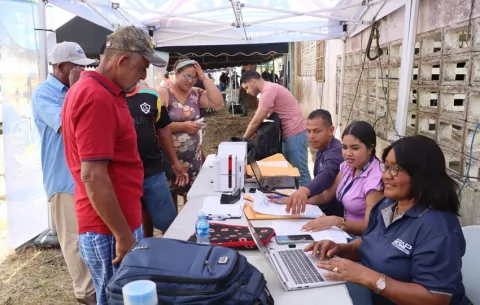 Pescadores de Puerto Caimito reciben apoyo para servicios claves