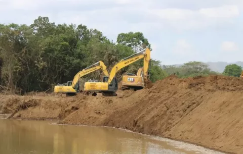 Continúan trabajos de dragado en ríos para prevenir inundaciones en Tonosí