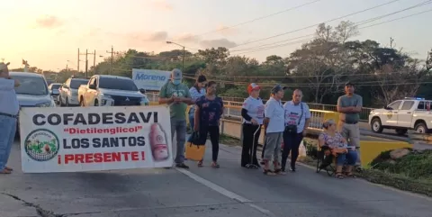 Pacientes afectados por dietilenglicol cierran vía por varias horas en Azuero