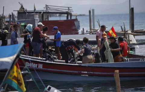 Más de un centenar de migrantes tomarán un barco en su viaje de retorno hacia Suramérica