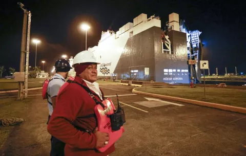  Höegh Aurora, el buque portavehículos más grande del mundo, cruza el Canal con destino a EE.UU.