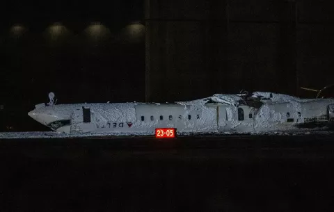 Delta ofrece 30.000 dólares a los pasajeros del avión de Canadá que volcó al aterrizar