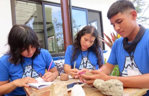 Jóvenes aprenden sobre geociencias y ciencias ambientales