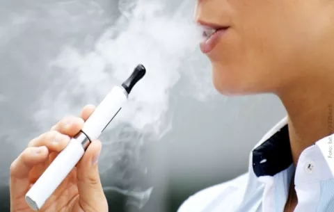 Minsa prohíbe uso y venta de cigarrillos electrónicos a menores de edad