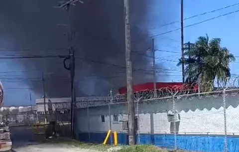 Fuga en la tubería provocó fuego en refinería en Colón