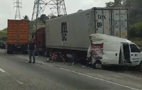 Choque múltiple en la autopista Panamá-Colón deja varios heridos