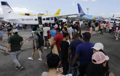 Pilotos y paracaidistas realizan acrobacias en el cielo de Panamá durante festival aéreo