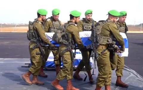 Hamás entrega a la Cruz Roja los ataúdes con los cuerpos de los cuatro rehenes israelíes