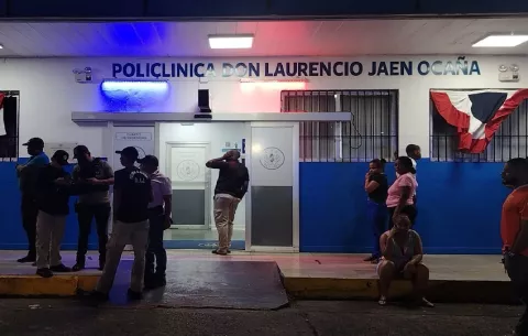 Joven recibe tres impactos de bala saliendo de su casa en Portobelo