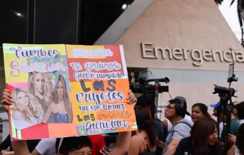 Por dolor abdominal, Shakira suspende su primer concierto en Lima