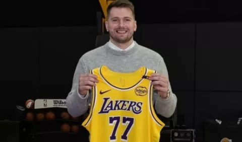 Lakers presentan a Doncic con el '77' oro y púrpura
