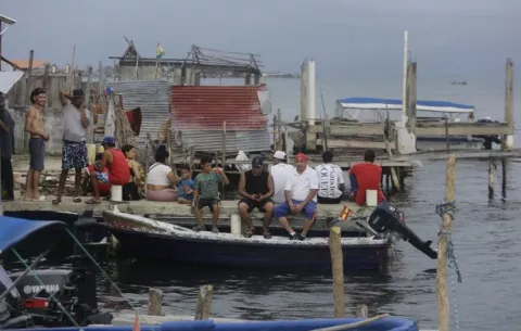 Isla que se hunde en el Caribe acoge a migrantes que van de vuelta al sur
