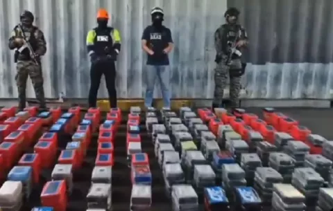 En operativo antidrogas incautan 1,100 paquetes de droga en un puerto del pacífico