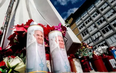 El papa sigue en estado crítico, tiene una insuficiencia renal leve y necesita oxígeno