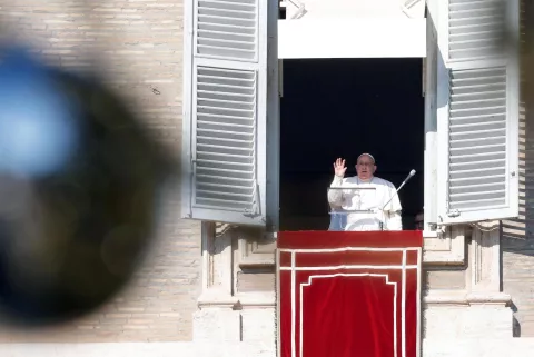 El papa no está fuera de peligro, alertan los médicos de hospital Gemelli