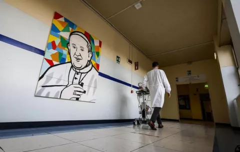 El papa sufre un crisis 'repentina' de broncoespasmo en su día 15 en el hospital