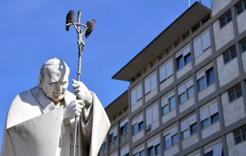 El papa pasó una noche tranquila y descansó tras su crisis respiratoria