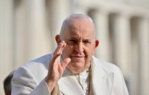 Papa sufre 'neumonía bilateral' y su cuadro clínico sigue siendo 'complejo'