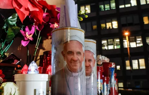 El papa se agrava, está en estado crítico y tuvo una crisis respiratoria