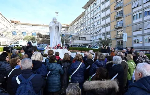 El papa ha desayunado, está sentado en un sillón y se espera hoy el resultado del TAC
