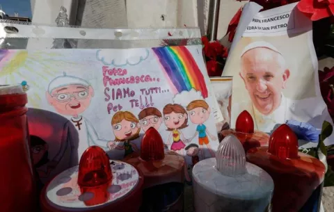 El papa sigue con su tratamiento, su humor es bueno y el Vaticano organiza rezo rosario