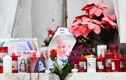 El papa no ha vuelto a sufrir crisis respiratorias y puede levantarse