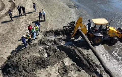 Investigan posible contaminación en Playa Estero
